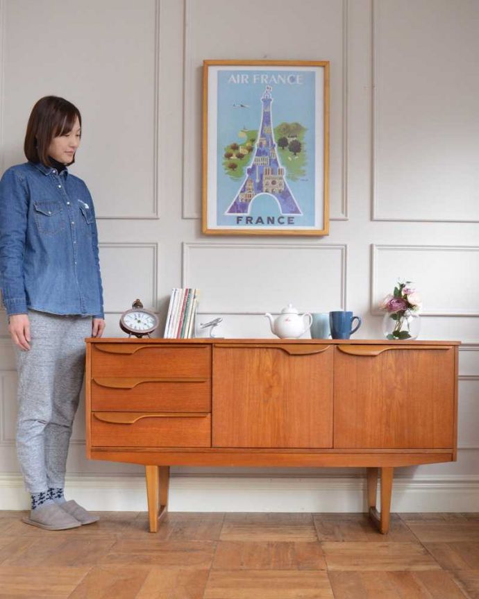 サイドボード アンティーク家具 北欧テイストのリビングルームに、置きやすいサイズのヴィンテージサイドボード 。人気のヒミツは北欧スタイルのデザインやっぱりスッキリとカッコイイ北欧デザインが人気のサイドボード。(x-1199-f)