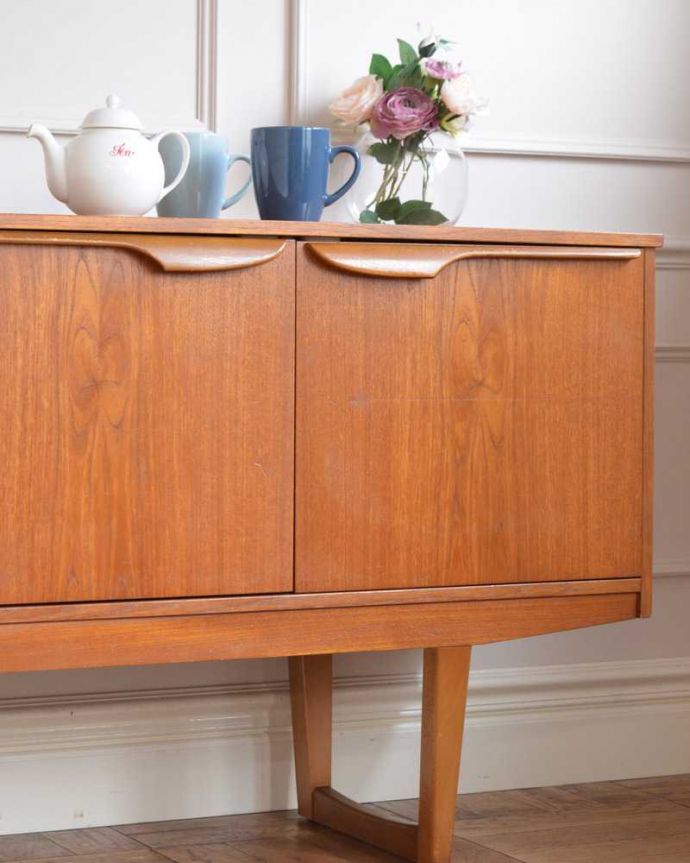 サイドボード アンティーク家具 北欧テイストのリビングルームに、置きやすいサイズのヴィンテージサイドボード 。ヴィンテージ家具らしいあたたかさ。(x-1199-f)