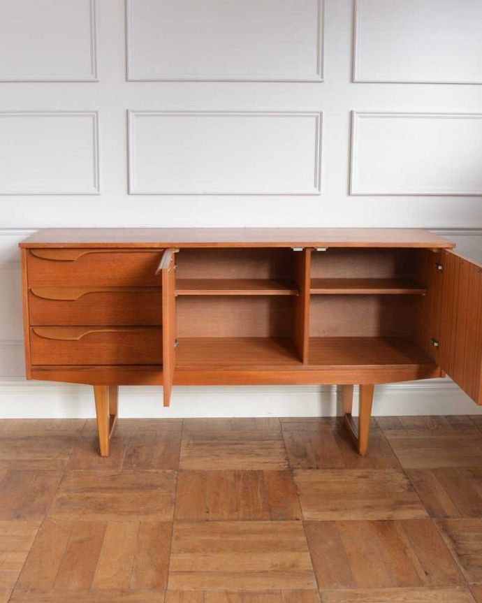 サイドボード アンティーク家具 北欧テイストのリビングルームに、置きやすいサイズのヴィンテージサイドボード 。扉の奥はたっぷり収納扉を開けると、中にはたっぷりの収納。(x-1199-f)