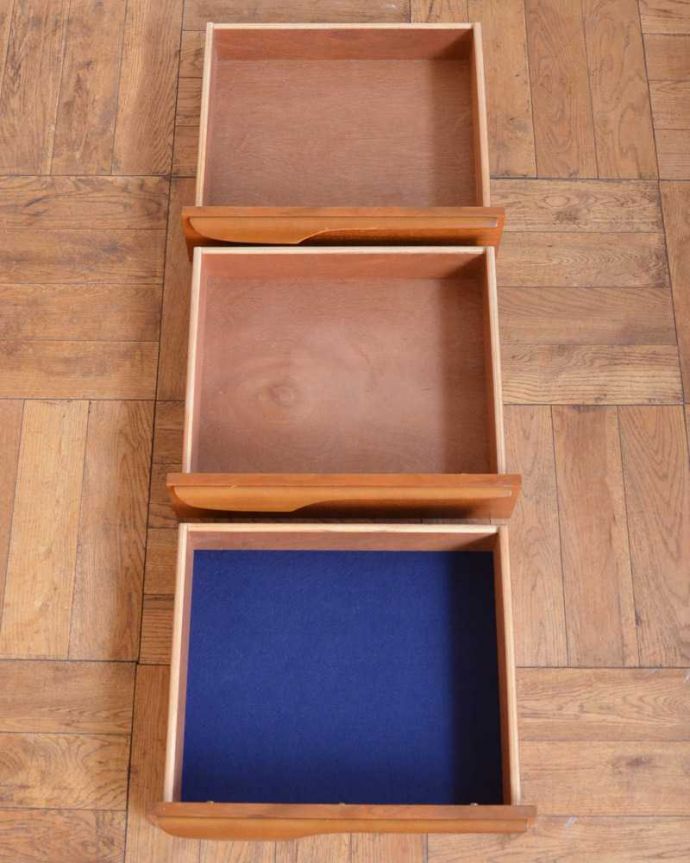 サイドボード アンティーク家具 北欧テイストのリビングルームに、置きやすいサイズのヴィンテージサイドボード 。キレイにお直ししました引き出しの中も修復の際、専門の職人がキレイにしました。(x-1199-f)