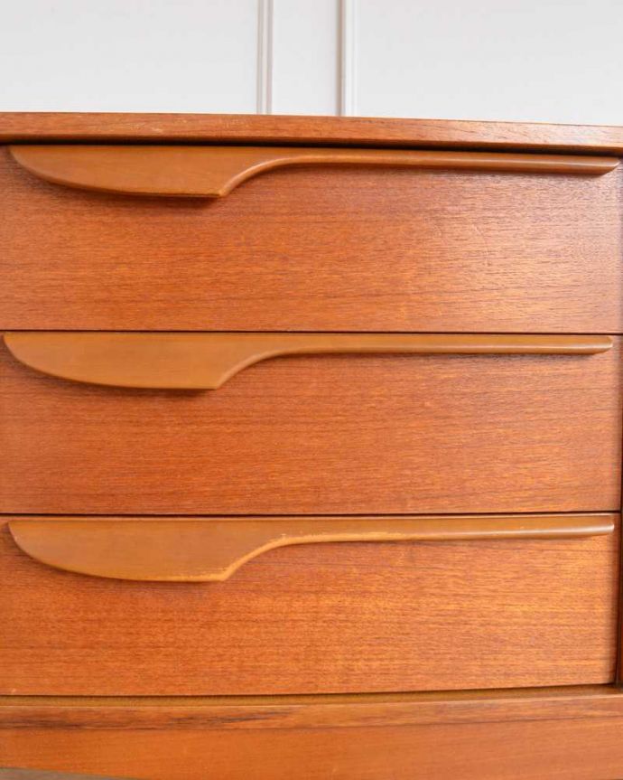 サイドボード アンティーク家具 北欧テイストのリビングルームに、置きやすいサイズのヴィンテージサイドボード 。デザインの一部になっている取っ手取っ手のデザインもシンプルかつ機能的に。(x-1199-f)