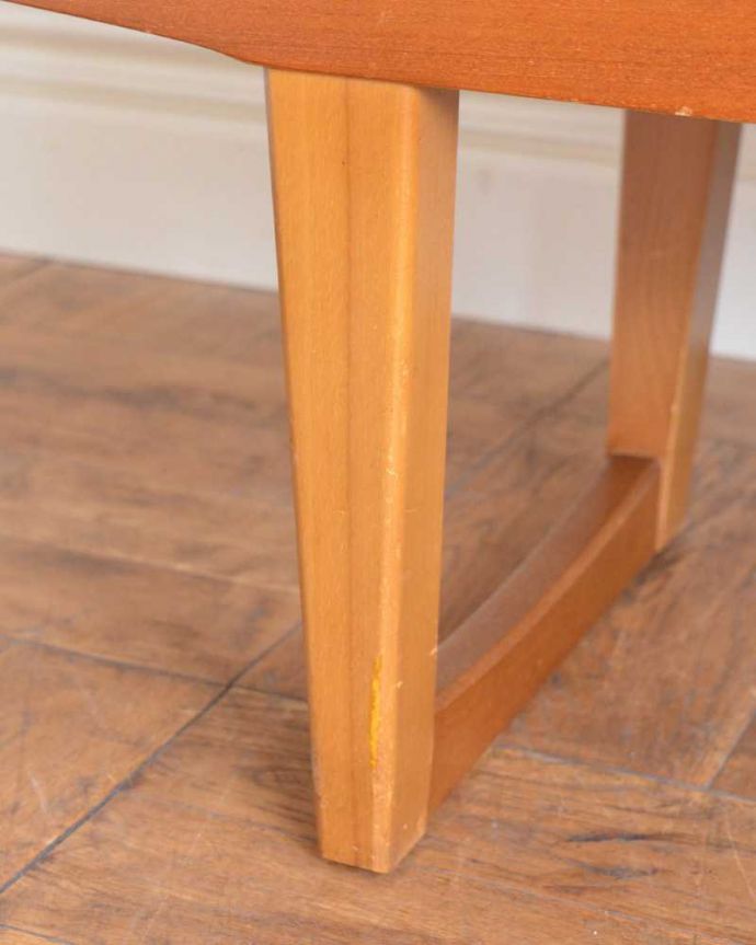 サイドボード アンティーク家具 北欧テイストのリビングルームに、置きやすいサイズのヴィンテージサイドボード 。スッキリとした脚の裏には…Handleの家具の脚裏にはフェルトキーパーをお付けしています。(x-1199-f)