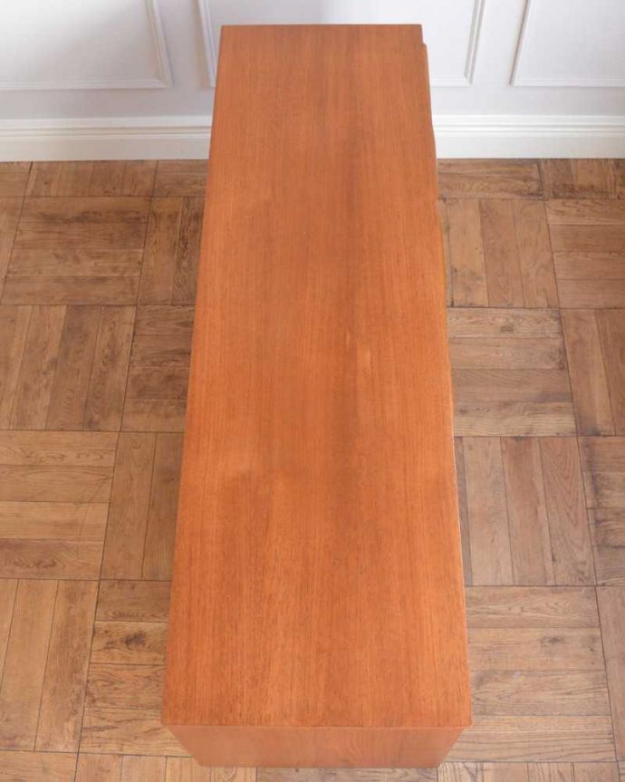 サイドボード アンティーク家具 北欧テイストのリビングルームに、置きやすいサイズのヴィンテージサイドボード 。天板の塗装もキレイに仕上げましたヴィンテージの家具は修復方法が様々。(x-1199-f)