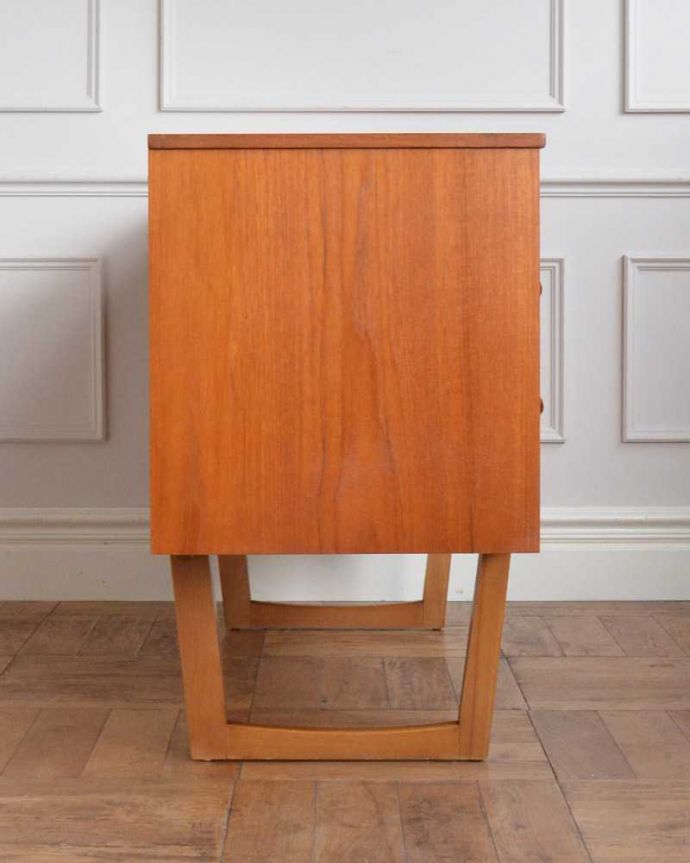 サイドボード アンティーク家具 北欧テイストのリビングルームに、置きやすいサイズのヴィンテージサイドボード 。横から見てもスッキリどこから見てもスッキリとしてステキなヴィンテージ。(x-1199-f)