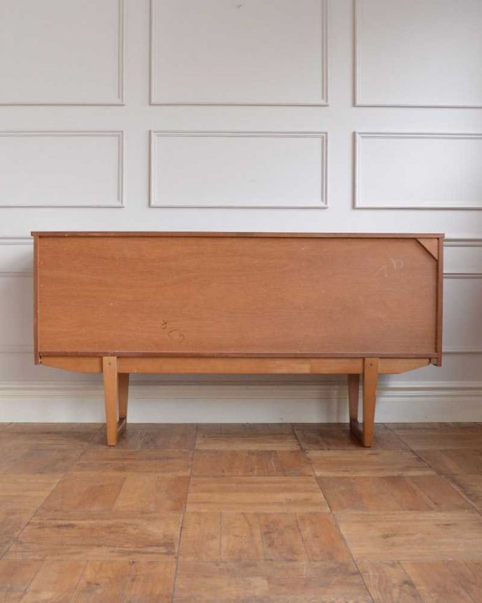 サイドボード アンティーク家具 北欧テイストのリビングルームに、置きやすいサイズのヴィンテージサイドボード 。もちろん後ろ姿もキレイですビンテージは新品ではないので、もちろん経年変化によるキズはあります。(x-1199-f)