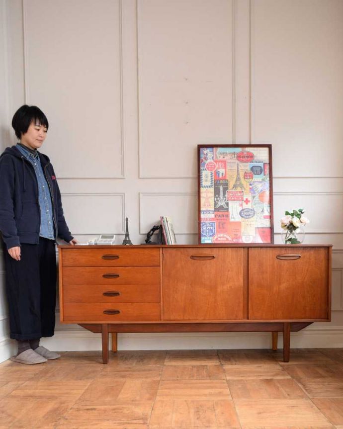 サイドボード　アンティーク家具　憧れていた北欧スタイルのインテリア、お洒落なヴィンテージサイドボード。人気のヒミツは北欧スタイルのデザインやっぱりスッキリとカッコイイ北欧デザインが人気のサイドボード。(x-1200-f)