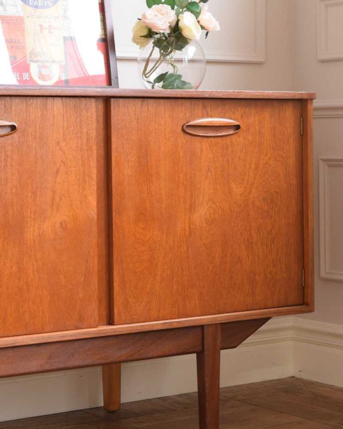 サイドボード　アンティーク家具　憧れていた北欧スタイルのインテリア、お洒落なヴィンテージサイドボード。ヴィンテージ家具らしいあたたかさ。(x-1200-f)