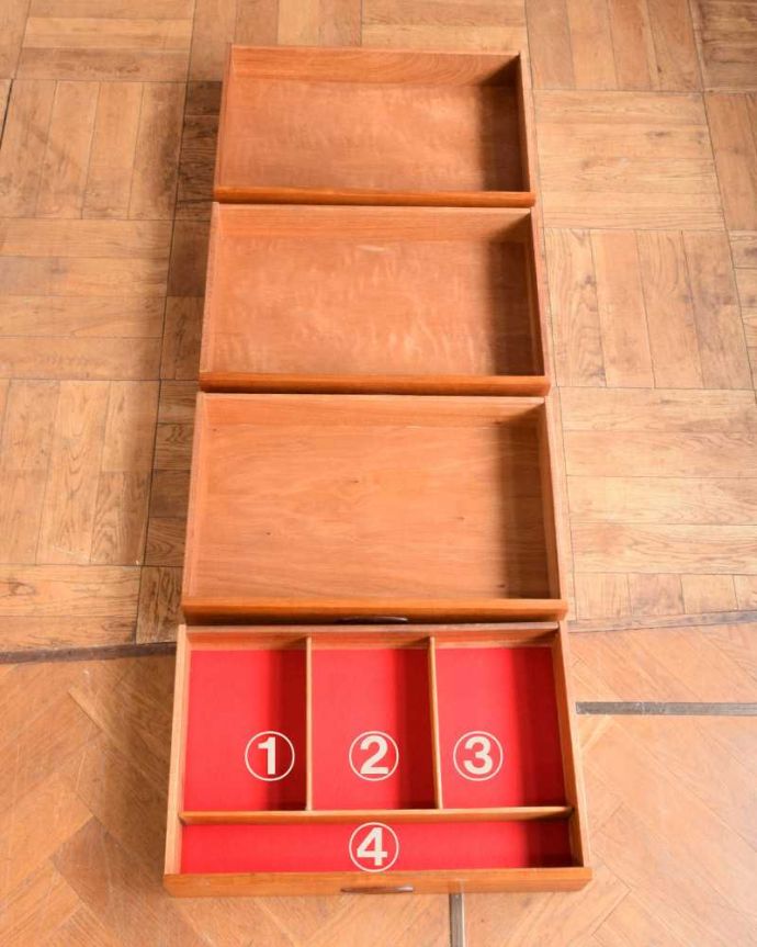 サイドボード　アンティーク家具　憧れていた北欧スタイルのインテリア、お洒落なヴィンテージサイドボード。キレイにお直ししました引き出しの中も修復の際、専門の職人がキレイにしました。(x-1200-f)