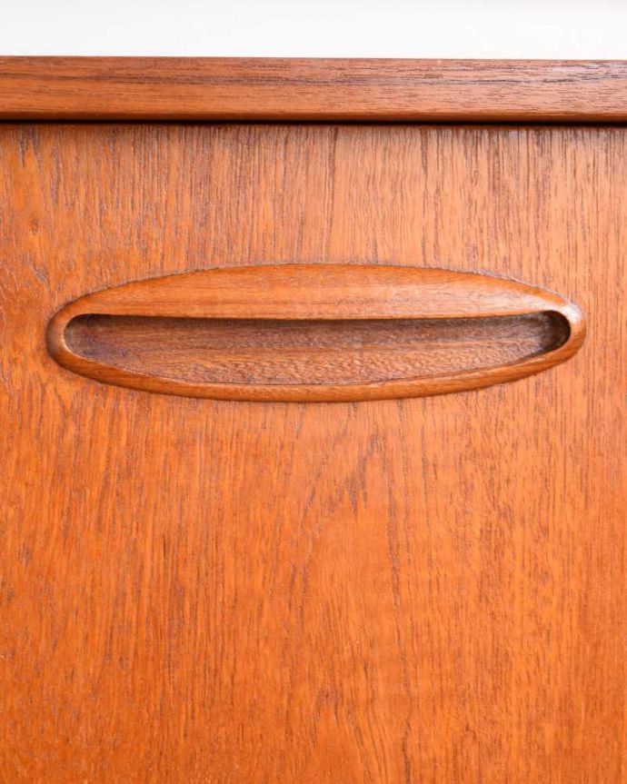 サイドボード　アンティーク家具　憧れていた北欧スタイルのインテリア、お洒落なヴィンテージサイドボード。扉の木目があたたかさを演出クールなデザインなのに、なんだかほっとするあたたかさ。(x-1200-f)