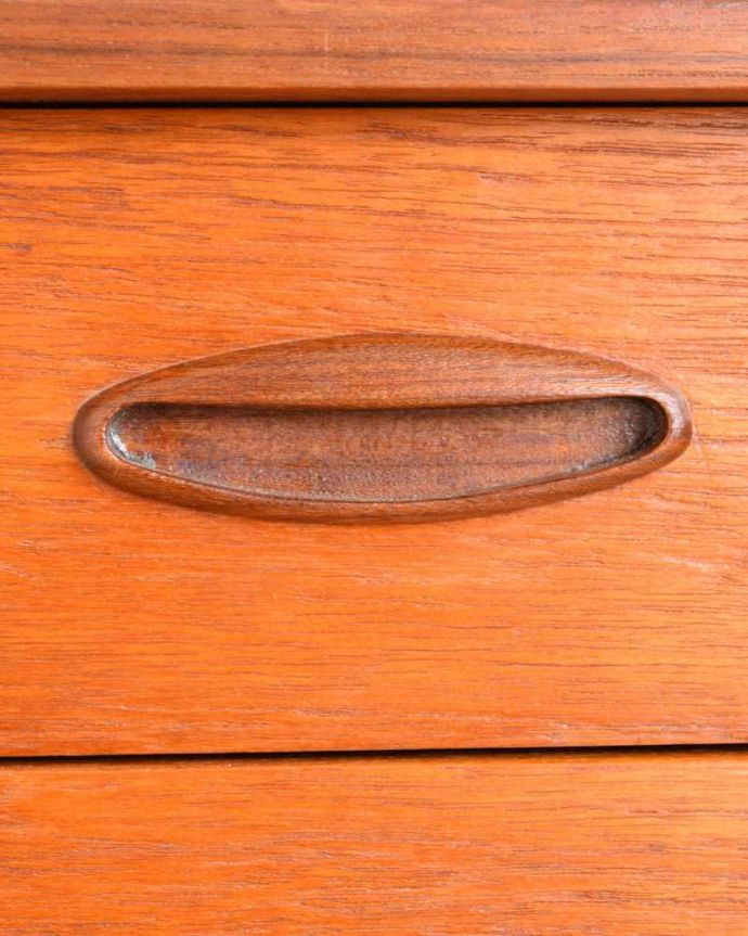 サイドボード　アンティーク家具　憧れていた北欧スタイルのインテリア、お洒落なヴィンテージサイドボード。デザインの一部になっている取っ手取っ手のデザインもシンプルかつ機能的に。(x-1200-f)