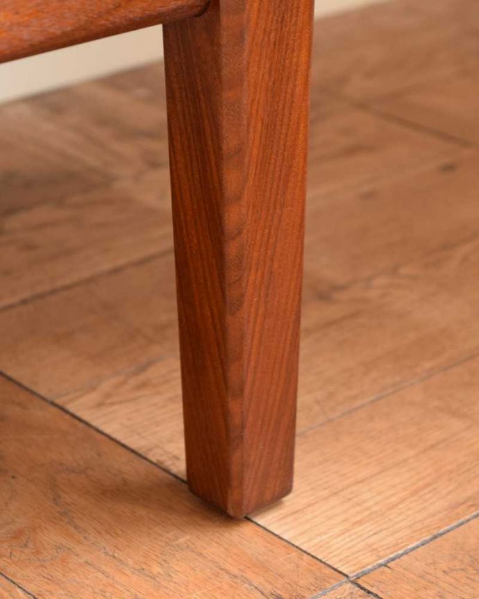 サイドボード　アンティーク家具　憧れていた北欧スタイルのインテリア、お洒落なヴィンテージサイドボード。スッキリとした脚の裏には…Handleの家具の脚裏にはフェルトキーパーをお付けしています。(x-1200-f)