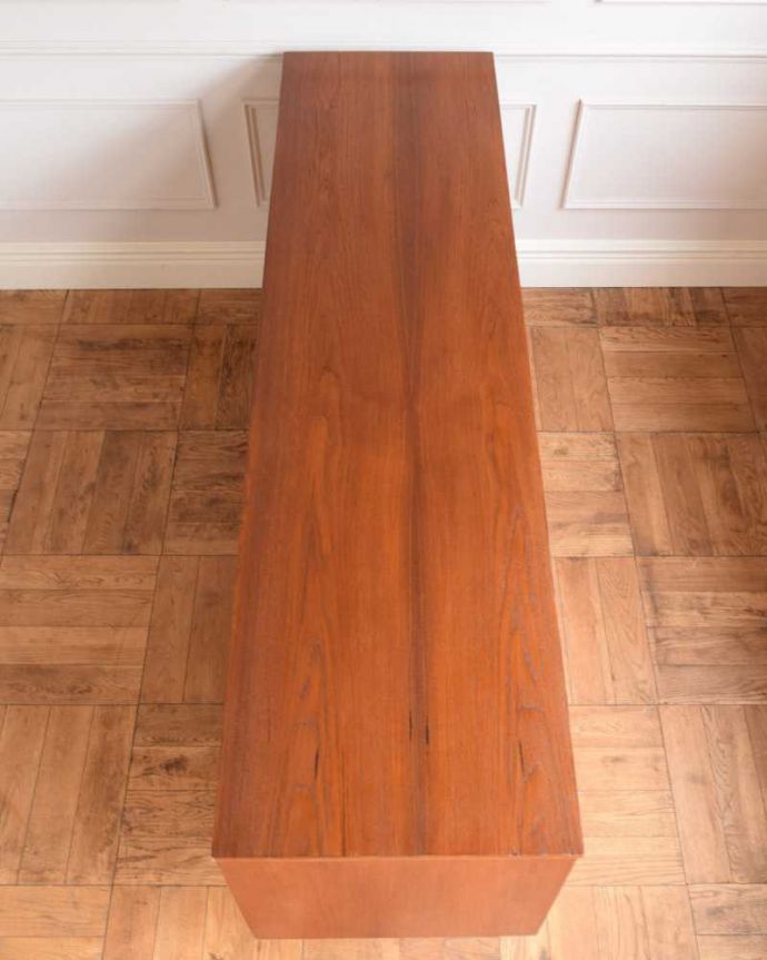 サイドボード　アンティーク家具　憧れていた北欧スタイルのインテリア、お洒落なヴィンテージサイドボード。天板の塗装もキレイに仕上げましたヴィンテージの家具は修復方法が様々。(x-1200-f)