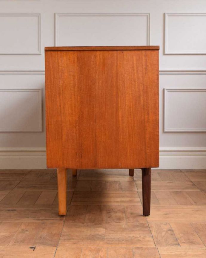 サイドボード　アンティーク家具　憧れていた北欧スタイルのインテリア、お洒落なヴィンテージサイドボード。横から見てもスッキリどこから見てもスッキリとしてステキなヴィンテージ。(x-1200-f)