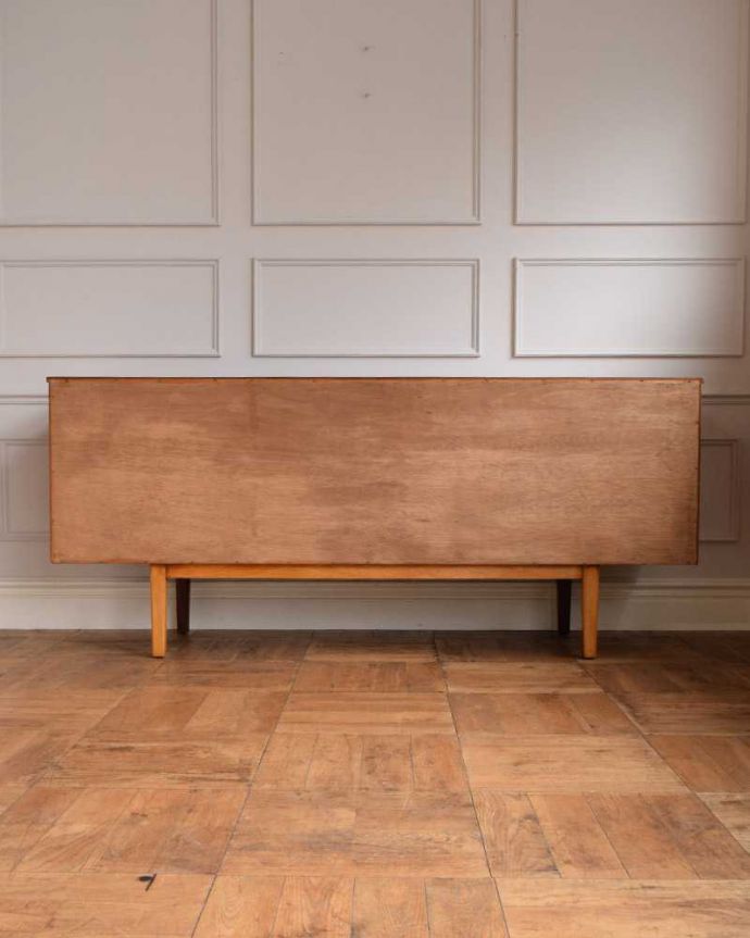 サイドボード　アンティーク家具　憧れていた北欧スタイルのインテリア、お洒落なヴィンテージサイドボード。もちろん後ろ姿もキレイですビンテージは新品ではないので、もちろん経年変化によるキズはあります。(x-1200-f)