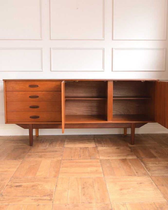 サイドボード　アンティーク家具　憧れていた北欧スタイルのインテリア、お洒落なヴィンテージサイドボード。扉の奥はたっぷり収納扉を開けると、中にはたっぷりの収納。(x-1200-f)