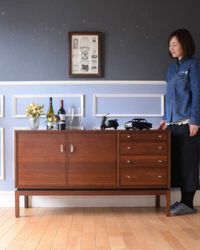 アンティークのキャビネット　アンティーク家具　シンプルなビンテージ家具、小さなサイズのサイドボード（テレビ台）。人気のヒミツは北欧スタイルのデザインやっぱりスッキリとカッコイイ北欧デザインが人気のサイドボード。(x-1201-f)