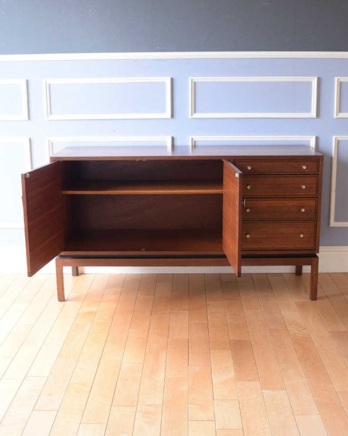 アンティークのキャビネット　アンティーク家具　シンプルなビンテージ家具、小さなサイズのサイドボード（テレビ台）。扉の奥はたっぷり収納扉を開けると、中にはたっぷりの収納。(x-1201-f)