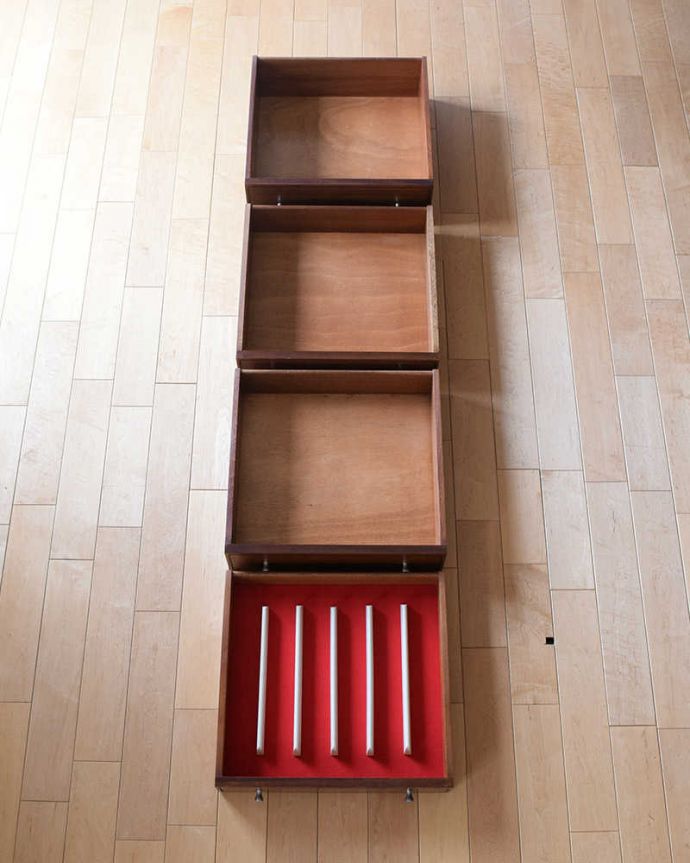 アンティークのキャビネット　アンティーク家具　シンプルなビンテージ家具、小さなサイズのサイドボード（テレビ台）。キレイにお直ししました引き出しの中も修復の際、専門の職人がキレイにしました。(x-1201-f)