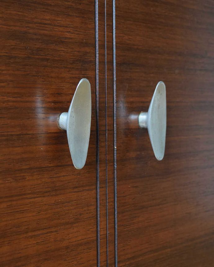 アンティークのキャビネット　アンティーク家具　シンプルなビンテージ家具、小さなサイズのサイドボード（テレビ台）。扉の木目があたたかさを演出クールなデザインなのに、なんだかほっとするあたたかさ。(x-1201-f)