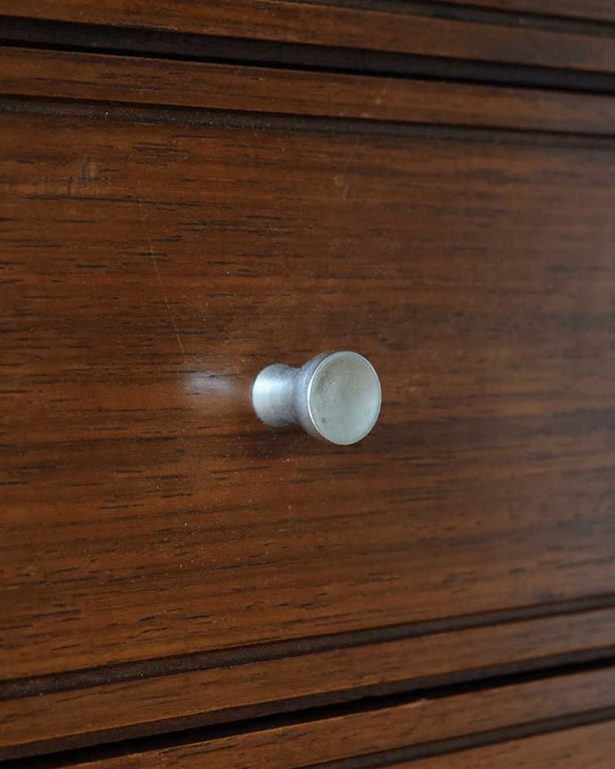 アンティークのキャビネット　アンティーク家具　シンプルなビンテージ家具、小さなサイズのサイドボード（テレビ台）。デザインの一部になっている取っ手取っ手のデザインもシンプルかつ機能的に。(x-1201-f)