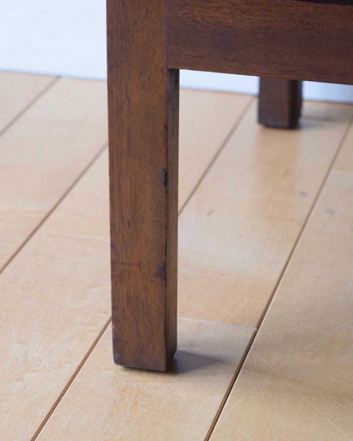 アンティークのキャビネット　アンティーク家具　シンプルなビンテージ家具、小さなサイズのサイドボード（テレビ台）。スッキリとした脚の裏には…Handleの家具の脚裏にはフェルトキーパーをお付けしています。(x-1201-f)