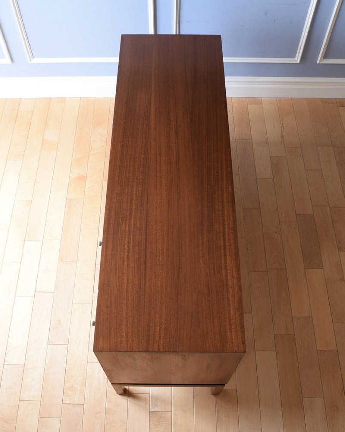 アンティークのキャビネット　アンティーク家具　シンプルなビンテージ家具、小さなサイズのサイドボード（テレビ台）。天板の塗装もキレイに仕上げましたヴィンテージの家具は修復方法が様々。(x-1201-f)