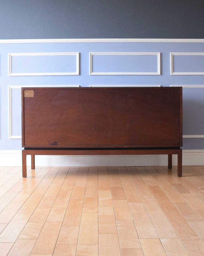 アンティークのキャビネット　アンティーク家具　シンプルなビンテージ家具、小さなサイズのサイドボード（テレビ台）。もちろん後ろ姿もキレイですビンテージは新品ではないので、もちろん経年変化によるキズはあります。(x-1201-f)