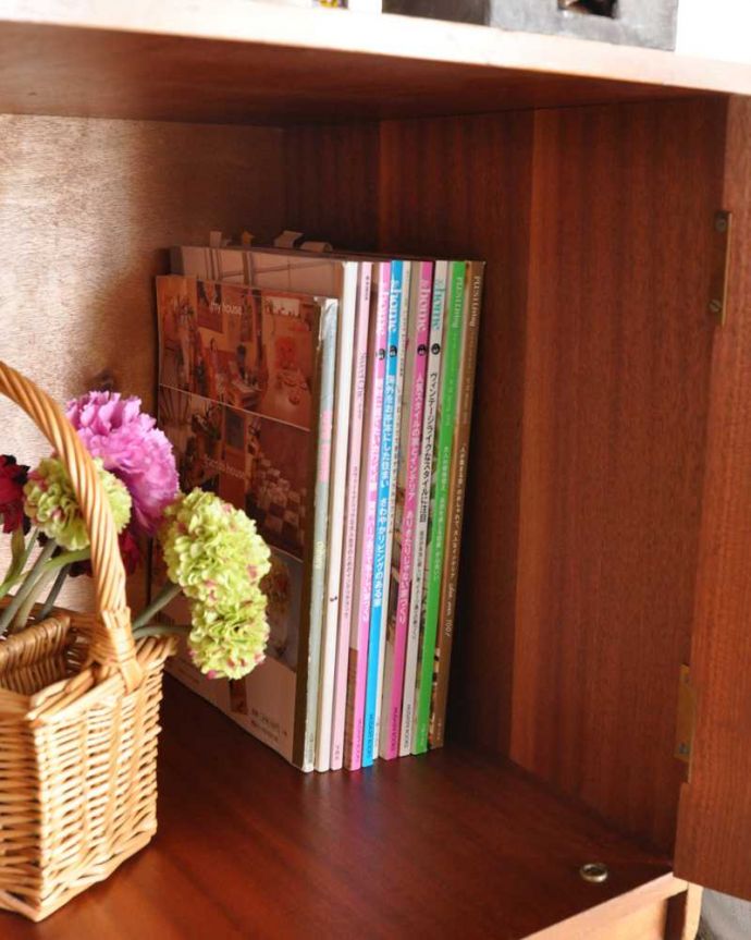 アンティークのキャビネット アンティーク家具 北欧スタイルのビンテージ家具、スタイリッシュなイギリスのサイドボード。扉の中は収納たっぷりA4サイズの雑誌までしっかり収納出来ちゃう大きさ。(x-1202-f)