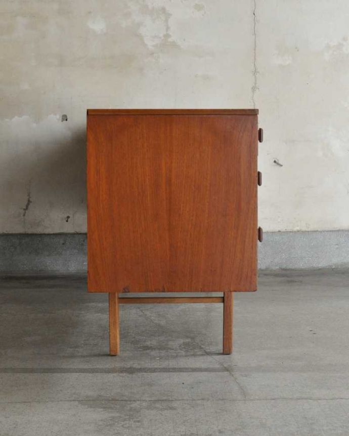 アンティークのキャビネット アンティーク家具 北欧スタイルのビンテージ家具、スタイリッシュなイギリスのサイドボード。横から見てもスッキリどこから見てもスッキリとしてステキなヴィンテージ。(x-1202-f)