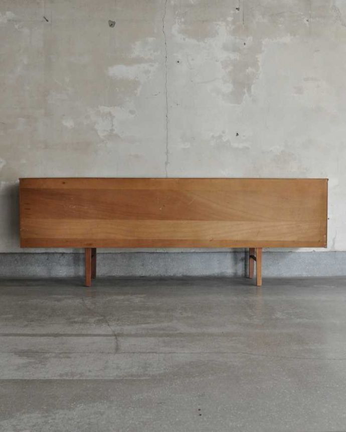 アンティークのキャビネット アンティーク家具 北欧スタイルのビンテージ家具、スタイリッシュなイギリスのサイドボード。もちろん後ろ姿もキレイですビンテージは新品ではないので、もちろん経年変化によるキズはあります。(x-1202-f)