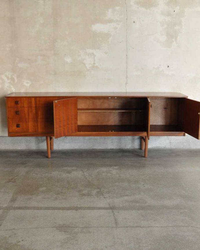 アンティークのキャビネット アンティーク家具 北欧スタイルのビンテージ家具、スタイリッシュなイギリスのサイドボード。扉の奥はたっぷり収納扉を開けると、中にはたっぷりの収納。(x-1202-f)