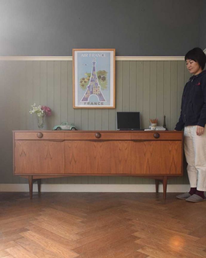 サイドボード　アンティーク家具　テレビボードにも使える、イギリスで買い付けてきたヴィンテージサイドボード。人気のヒミツは北欧スタイルのデザインやっぱりスッキリとカッコイイ北欧デザインが人気のサイドボード。(x-1203-f)