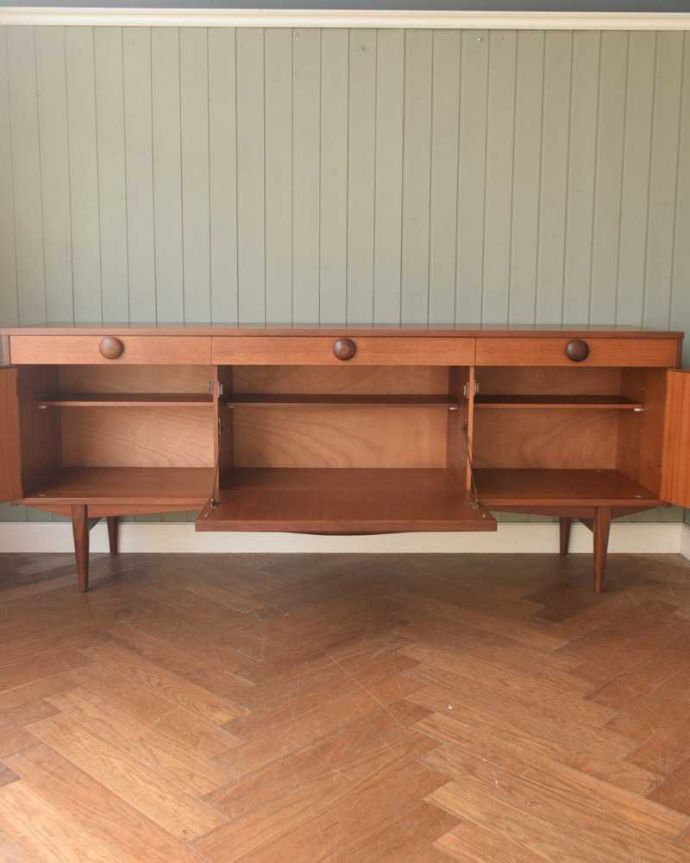 サイドボード　アンティーク家具　テレビボードにも使える、イギリスで買い付けてきたヴィンテージサイドボード。扉の奥はたっぷり収納扉を開けると、中にはたっぷりの収納。(x-1203-f)