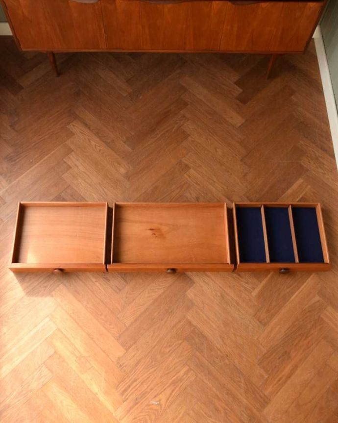 サイドボード　アンティーク家具　テレビボードにも使える、イギリスで買い付けてきたヴィンテージサイドボード。キレイにお直ししました引き出しの中も修復の際、専門の職人がキレイにしました。(x-1203-f)