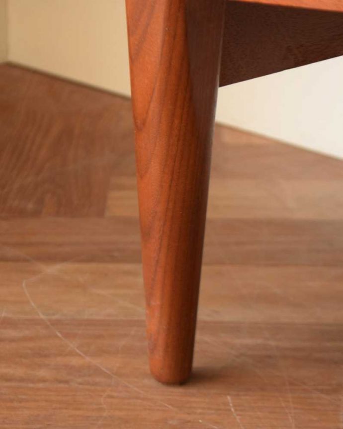 サイドボード　アンティーク家具　テレビボードにも使える、イギリスで買い付けてきたヴィンテージサイドボード。スッキリとした脚の裏には…Handleの家具の脚裏にはフェルトキーパーをお付けしています。(x-1203-f)