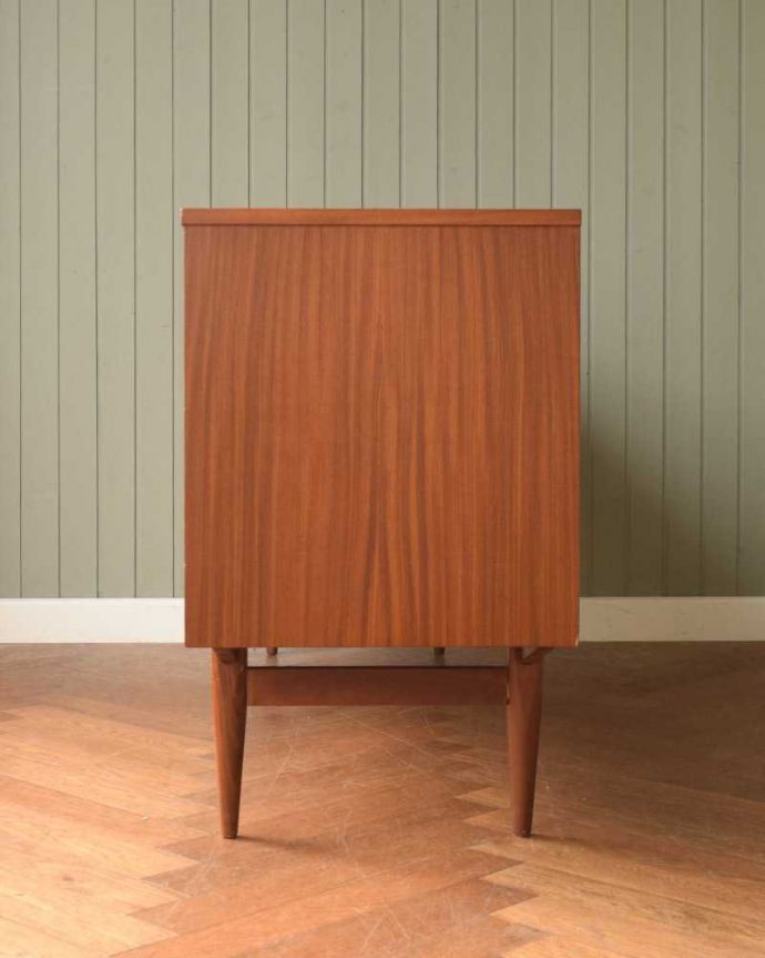 サイドボード　アンティーク家具　テレビボードにも使える、イギリスで買い付けてきたヴィンテージサイドボード。横から見てもスッキリどこから見てもスッキリとしてステキなヴィンテージ。(x-1203-f)