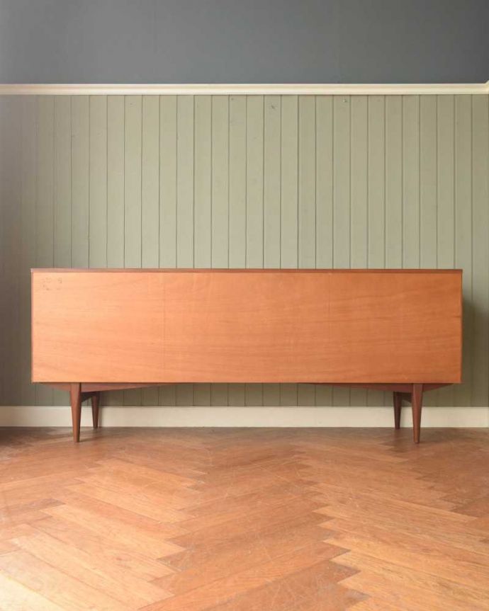 サイドボード　アンティーク家具　テレビボードにも使える、イギリスで買い付けてきたヴィンテージサイドボード。もちろん後ろ姿もキレイですビンテージは新品ではないので、もちろん経年変化によるキズはあります。(x-1203-f)