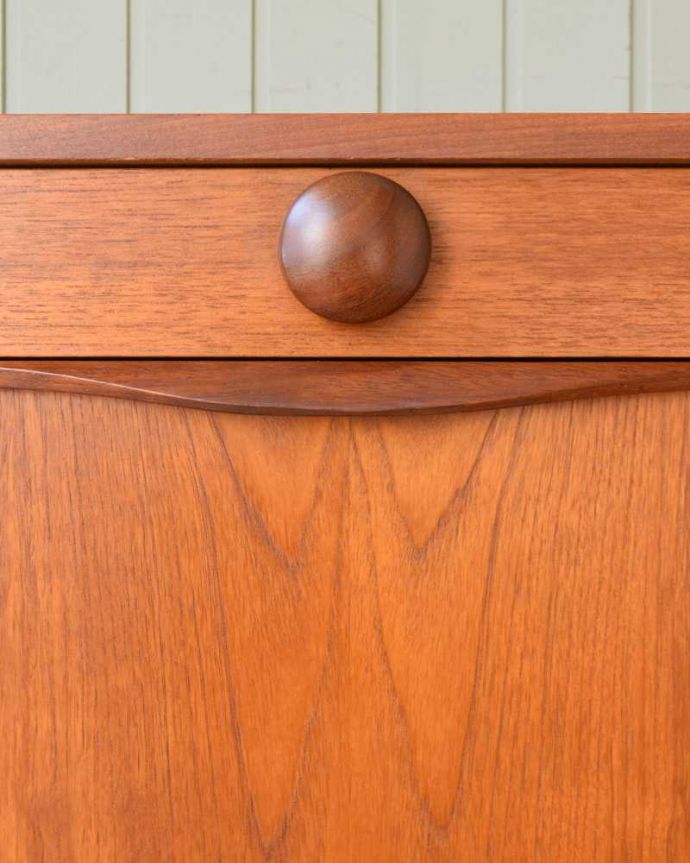 サイドボード　アンティーク家具　テレビボードにも使える、イギリスで買い付けてきたヴィンテージサイドボード。デザインの一部になっている取っ手取っ手のデザインもシンプルかつ機能的に。(x-1203-f)