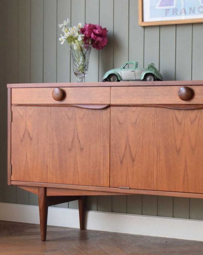 サイドボード　アンティーク家具　テレビボードにも使える、イギリスで買い付けてきたヴィンテージサイドボード。ヴィンテージ家具らしいあたたかさ。(x-1203-f)