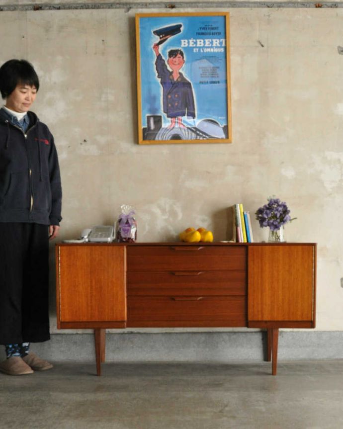 サイドボード　アンティーク家具　北欧テイストのリビングルームに、使いやすいコンパクトなヴィンテージサイドボード。人気のヒミツは北欧スタイルのデザインやっぱりスッキリとカッコイイ北欧デザインが人気のサイドボード。(x-1204-f)