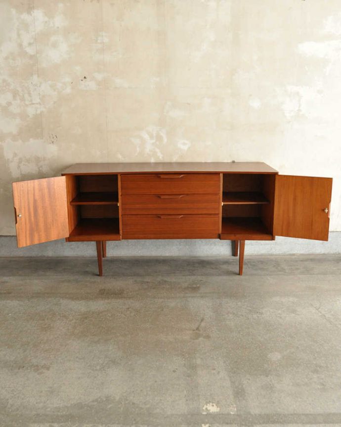 サイドボード　アンティーク家具　北欧テイストのリビングルームに、使いやすいコンパクトなヴィンテージサイドボード。扉の奥はたっぷり収納扉を開けると、中にはたっぷりの収納。(x-1204-f)