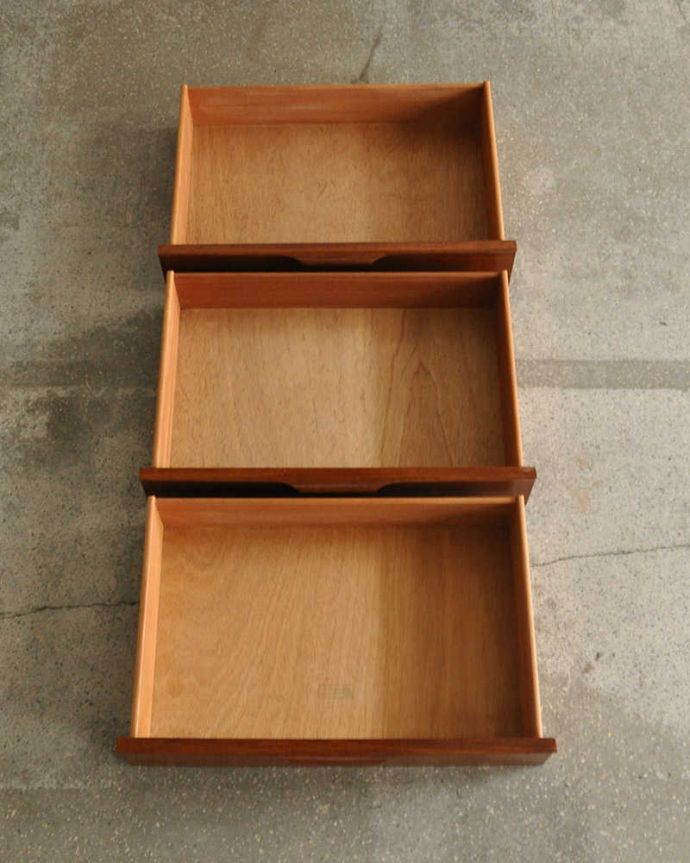 サイドボード　アンティーク家具　北欧テイストのリビングルームに、使いやすいコンパクトなヴィンテージサイドボード。キレイにお直ししました引き出しの中も修復の際、専門の職人がキレイにしました。(x-1204-f)