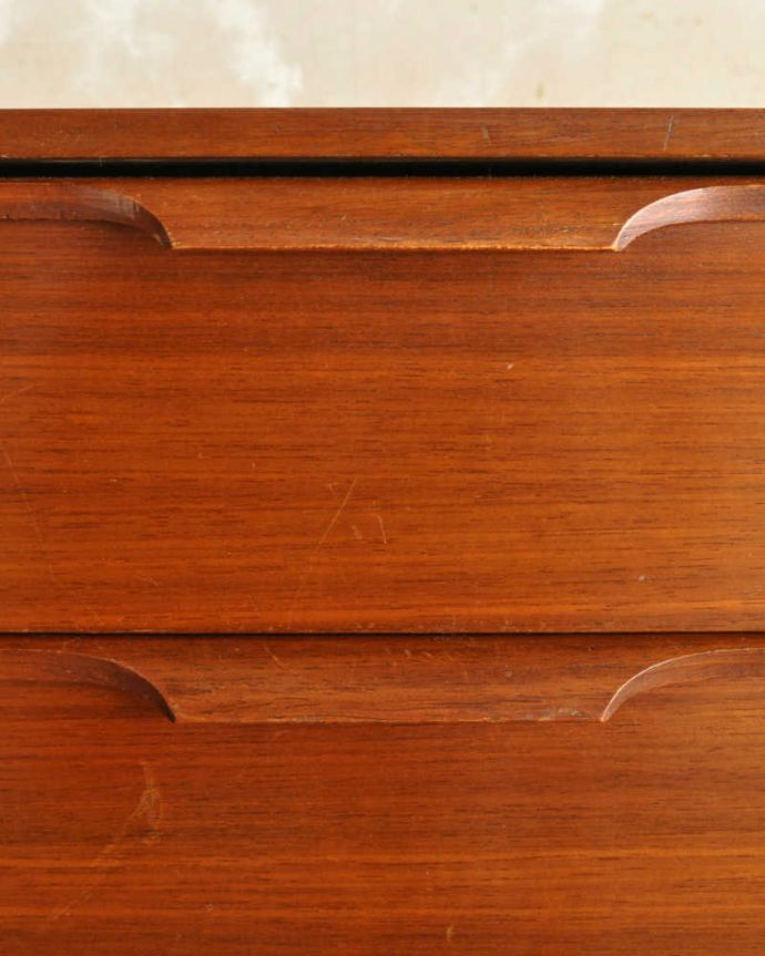 サイドボード　アンティーク家具　北欧テイストのリビングルームに、使いやすいコンパクトなヴィンテージサイドボード。デザインの一部になっている取っ手取っ手のデザインもシンプルかつ機能的に。(x-1204-f)