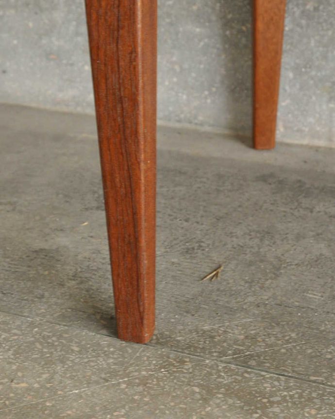 サイドボード　アンティーク家具　北欧テイストのリビングルームに、使いやすいコンパクトなヴィンテージサイドボード。スッキリとした脚の裏には…Handleの家具の脚裏にはフェルトキーパーをお付けしています。(x-1204-f)