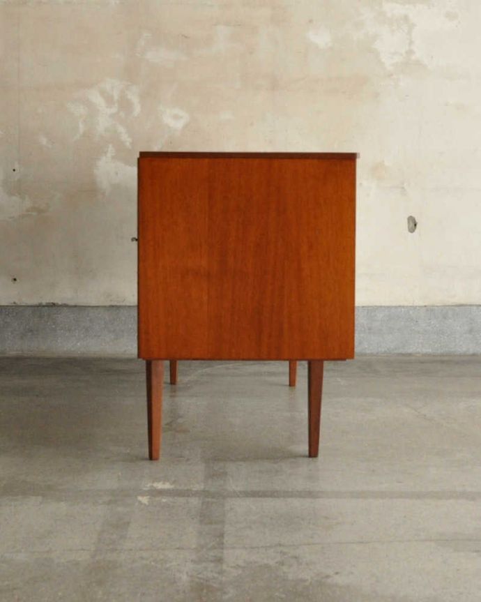 サイドボード　アンティーク家具　北欧テイストのリビングルームに、使いやすいコンパクトなヴィンテージサイドボード。横から見てもスッキリどこから見てもスッキリとしてステキなヴィンテージ。(x-1204-f)