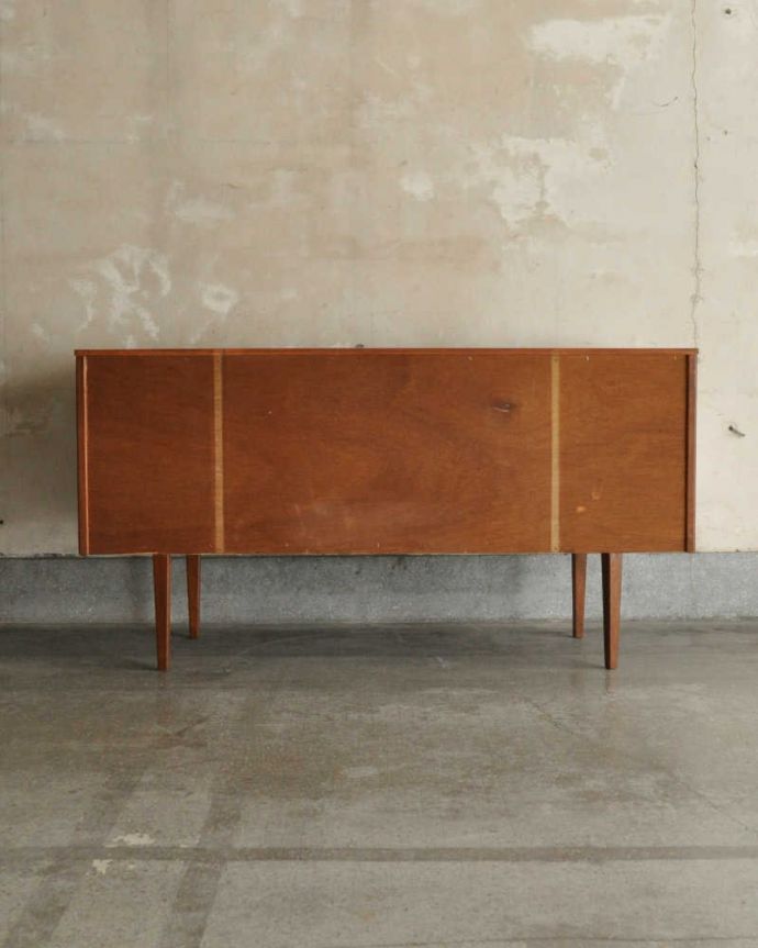 サイドボード　アンティーク家具　北欧テイストのリビングルームに、使いやすいコンパクトなヴィンテージサイドボード。もちろん後ろ姿もキレイですビンテージは新品ではないので、もちろん経年変化によるキズはあります。(x-1204-f)