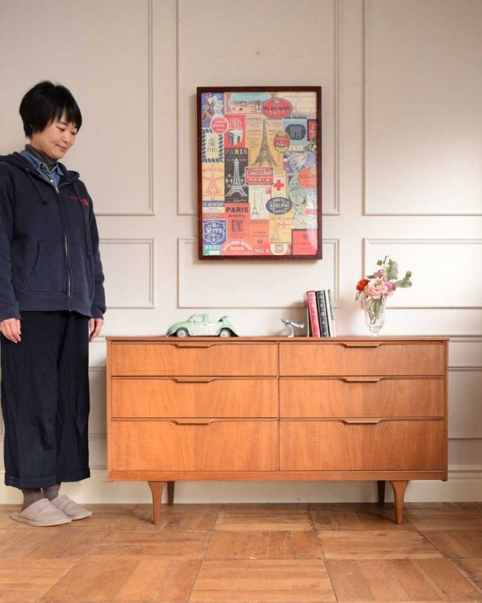 アンティークのチェスト　アンティーク家具　北欧スタイルのシンプルなヴィンテージ家具、6杯引き出し付きのチェスト。人気のヒミツは北欧スタイルのデザインやっぱりスッキリとカッコイイ北欧デザインが人気のサイドボード。(x-1205-f)