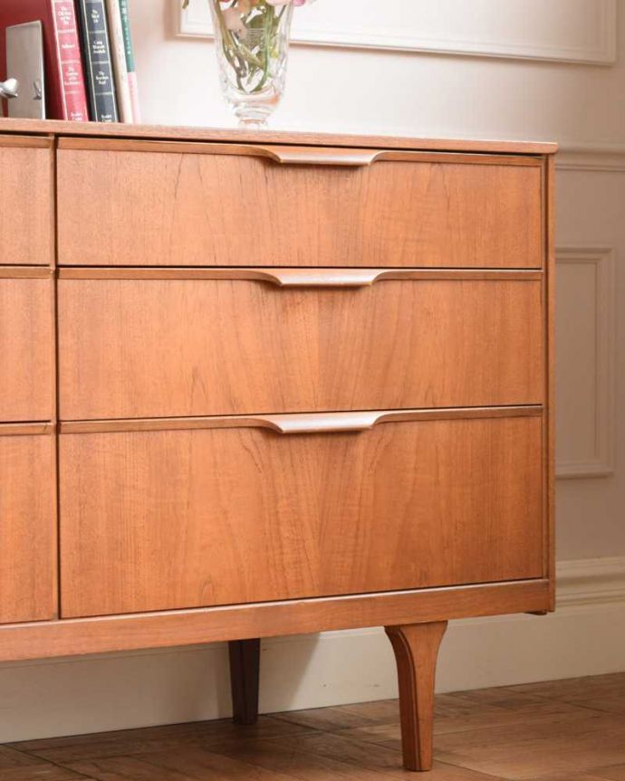 アンティークのチェスト　アンティーク家具　北欧スタイルのシンプルなヴィンテージ家具、6杯引き出し付きのチェスト。ヴィンテージ家具らしいあたたかさ。(x-1205-f)