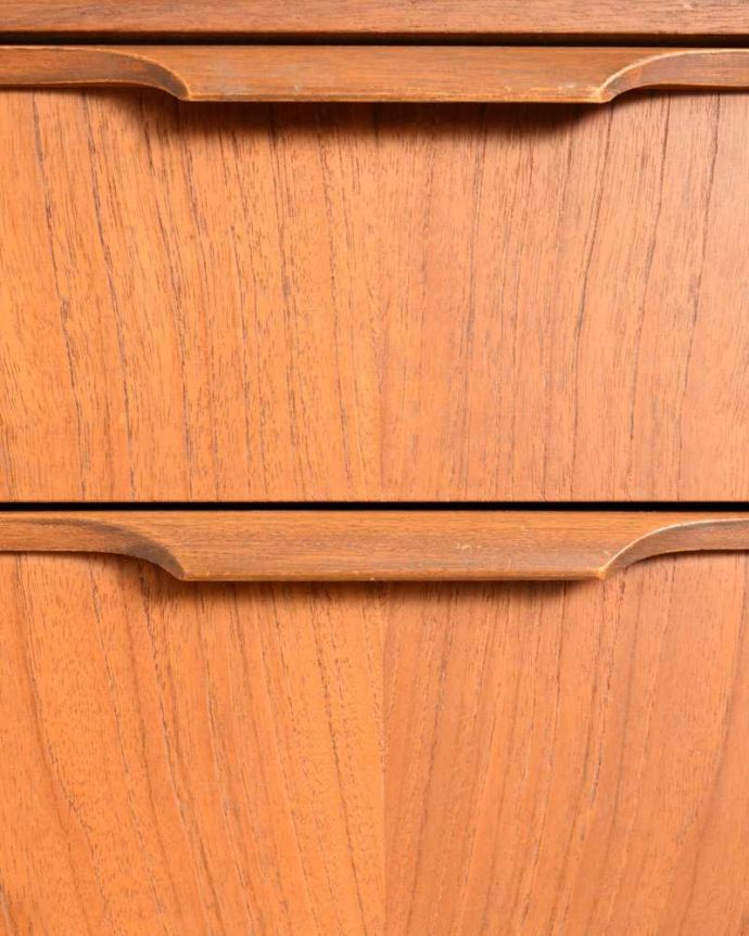 アンティークのチェスト　アンティーク家具　北欧スタイルのシンプルなヴィンテージ家具、6杯引き出し付きのチェスト。デザインの一部になっている取っ手取っ手のデザインもシンプルかつ機能的に。(x-1205-f)