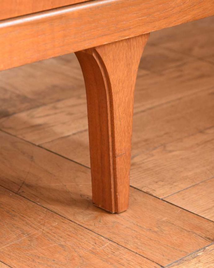 アンティークのチェスト　アンティーク家具　北欧スタイルのシンプルなヴィンテージ家具、6杯引き出し付きのチェスト。スッキリとした脚の裏には…Handleの家具の脚裏にはフェルトキーパーをお付けしています。(x-1205-f)